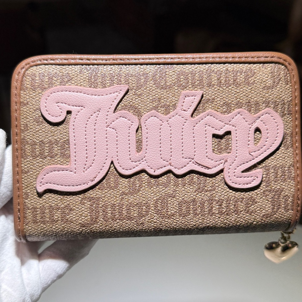 JUICY COUTURE Zip top Wallet, Brown/Pink Emblem